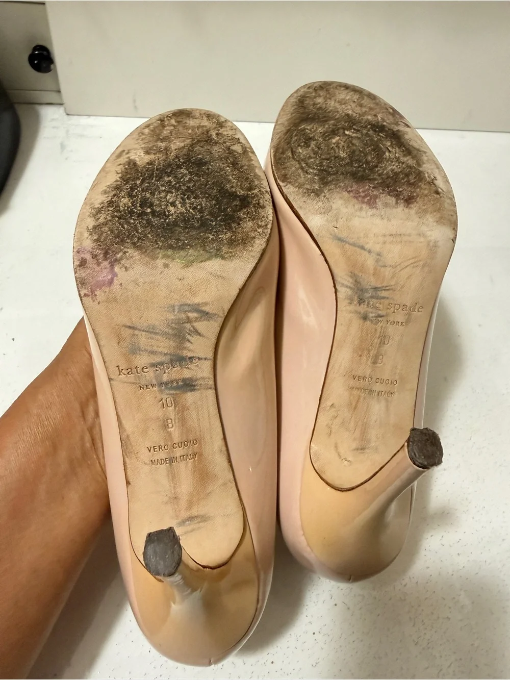 kate spade Nude Patent Leather Bow Pumps with Gold Accent in good condition